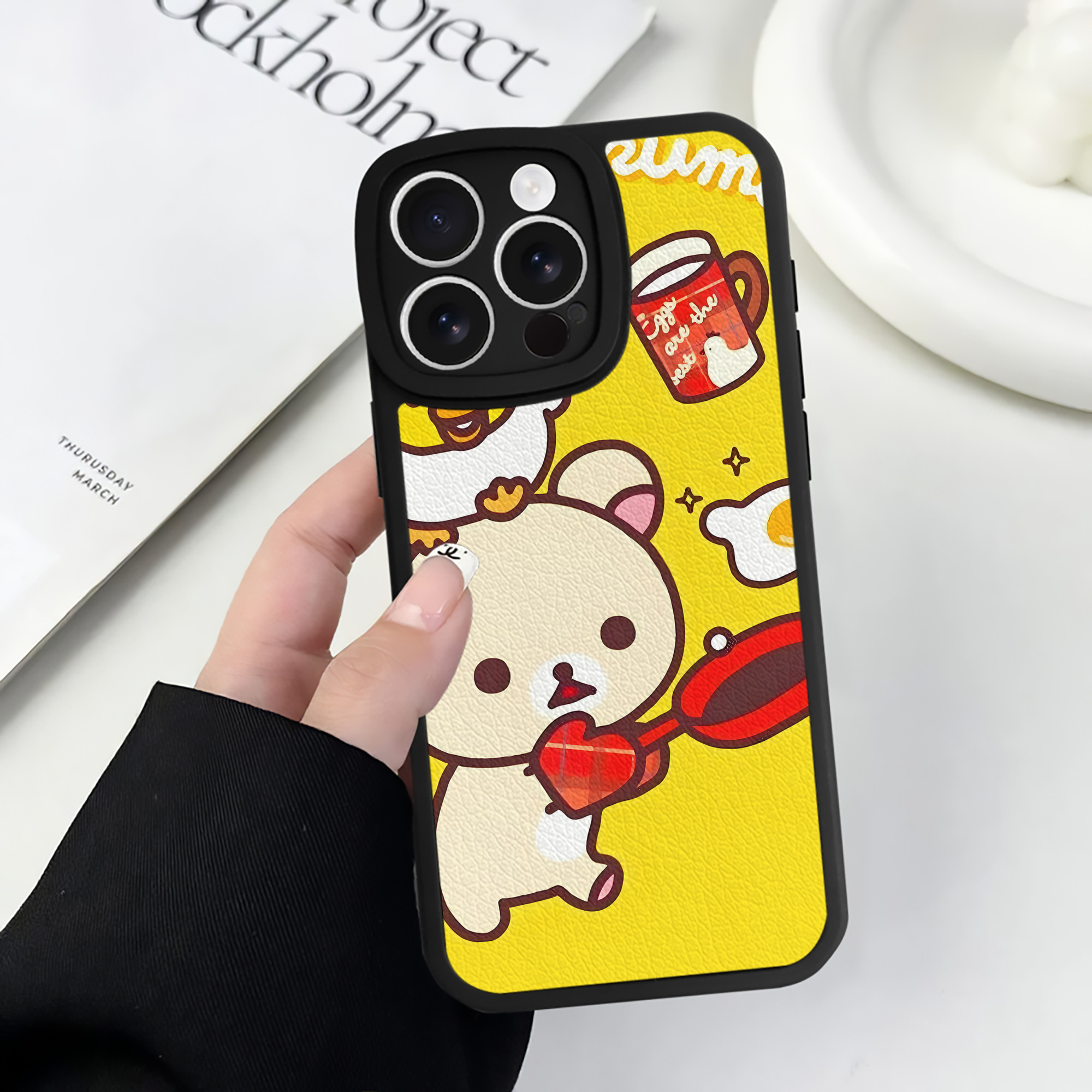 （画像用） リラックマ リラックマ キイロイトリ Rilakkuma Korilakkuma Kiiroitori 【iPhone 16シリーズ対応】シリコンスマホケース（レザー調） 材質：シリコン